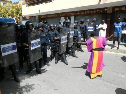 Una mujer se dirige a los agentes para protestar por la operación contra el fraude en la propiedad industrial de Salou (Tarragona), donde ha muerto un senegalés de 50 años. En la operación han sido detenidas 12 personas y se ha confiscado numeroso material.