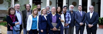 El rector Esteban Morcillo, a la derecha, con los participantes en el acto sobre los últimos fusilamientos del franquismo.