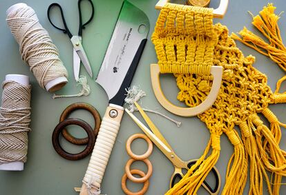 Herramientas y materiales de Ikram Maymouni, de Abha Macramé, que diseña y fabrica maceteros y elementos decorativos con cuerdas de yute y algodón.
