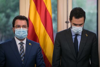 El 'president' en funciones, Pere Aragonès (izq), y el president del Parlament, Roger Torrent (der.), durante la recepción de los miembros de la Mesa condenados por el TSJC