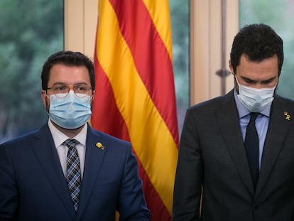 El 'president' en funciones, Pere Aragonès (izq), y el president del Parlament, Roger Torrent (der.), durante la recepción de los miembros de la Mesa condenados por el TSJC