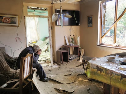Un hombre en su casa de la localidad de Shosh, en el alto Karabaj, destruida por un ataque de Azerbaiyán, el pasado sábado.