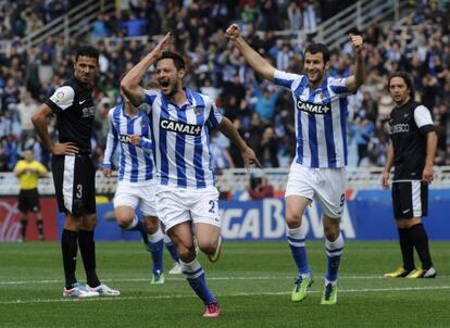 De la Bella celebra el segundo gol de la Real