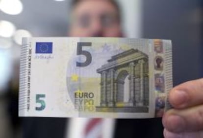 Presentación del nuevo billete de 5 euros, en Duesseldorf, Alemania, el pasado 18 de marzo. EFE/Archivo