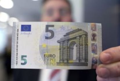 Presentaci&oacute;n del nuevo billete de 5 euros, en Duesseldorf, Alemania, el pasado 18 de marzo. EFE/Archivo