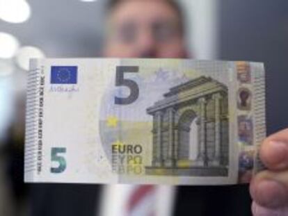 Presentaci&oacute;n del nuevo billete de 5 euros, en Duesseldorf, Alemania, el pasado 18 de marzo. EFE/Archivo