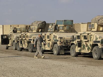 Varios vehículos, listos para embarcar en la Base Victoria de Bagdad, en una imagen del pasado 7 de noviembre.