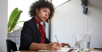 Una mujer trabaja en su oficina.