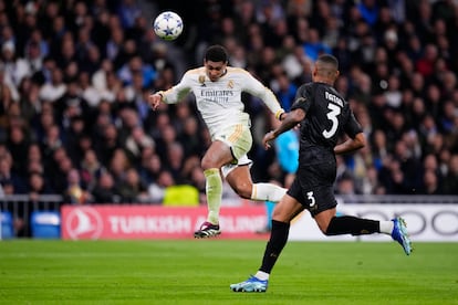 Jude Bellingham, marca el segundo gol del Real Madrid ante Natan challenges, del Napoles.