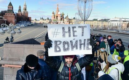 Un hombre sostiene un cartel en el que se puede leer 'No a la guerra' en Moscú (Rusia).