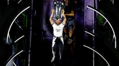Nacho, con el trofeo de la Champions el 2 de junio en el Santiago Bernabéu.