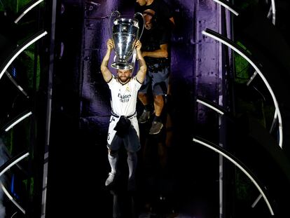 Nacho, con el trofeo de la Champions el 2 de junio en el Santiago Bernabéu.