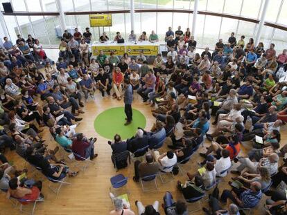 El presidente de Sortu, Hasier Arraiz, interviene en el transcurso de una asamblea abierta celebrada por la coalición EH Bildu para definir la planificación política del curso 2014/15.