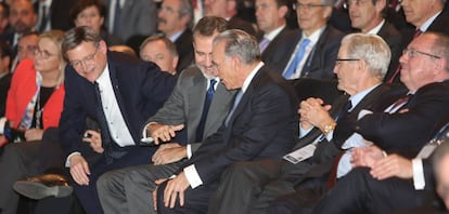 El rey Felipe VI y el presidente de CEDE, Isidro Fainé, en el Congreso de directivos CEDE.