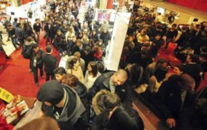 Una multitud de compradores visitan el centro comercial de Macy's en Nueva York (Estados Unidos). EFE/Archivo