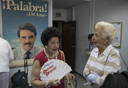 Votación en la sede popular del distrito de Salamanca, en Madrid.