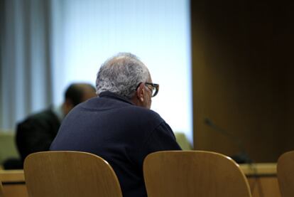 Ángel Ortega Somolinos, de espaldas, en la sala de la Audiencia Provincial donde es juzgado.