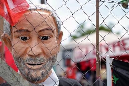 Boneco do ex-presidente Lula em frente a Polícia Federal, em Curitiba. 