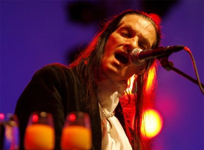 El cantante Willy Deville durante su actuación en el Blue Balls Festival en Lucerna (Suiza) en julio de 2006