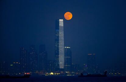 La lluna sobre l'edifici Victoria Habour de Hong Kong (Xina).