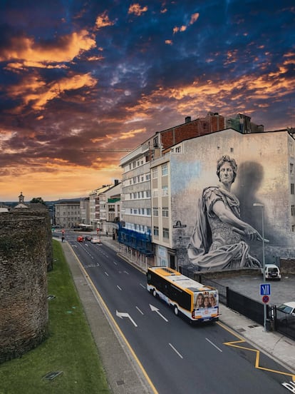 Un enorme Julio César de 20 metros de alto pintado en distintas tonalidades de gris sobre una fachada frente a la muralla de <a href="https://elviajero.elpais.com/tag/lugo/a" target="_blank">Lugo</a>, obra de Diego As, ha sido elegido como el mejor mural urbano de 2021 por el portal <a href="https://streetartcities.com/" target="_blank">Street Art Cities</a>, una plataforma nacida hace cinco años en los Países Bajos que tiene por ambición documentar todo el arte callejero del mundo. El mural dedicado al emperador romano luce en la parte lateral de un edificio en la Ronda da Muralla que acoge distintas oficinas administrativas del Gobierno español, como la sede en la ciudad gallega de la Confederación Hidrográfica Miño-Sil.