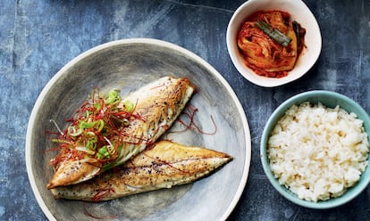 'Godeungeo gui', caballa a la parrilla con cebolleta e hilos de chile, acompañada de arroz y kimchi, receta de Jordan Bourke y Rejina Pyo, en su libro 'Cocina coreana. La comida más deliciosa' es la que se comparte (Editorial Grijalbo).