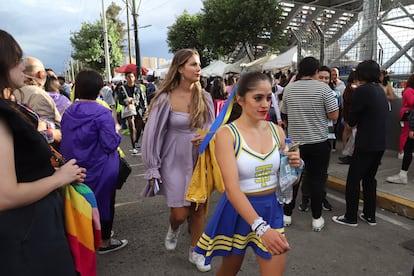 Miles de 'swifties' mexicanos llegan al Foro Sol, para la primera presentación de la cantante en el país. 