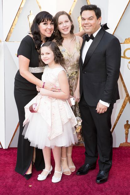 La compositora Kristen Anderson-Lopez, su marido Robert López y sus dos hijas.