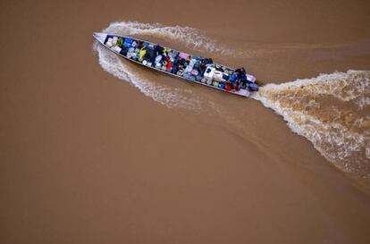 Canoa transportando insumos para o garimpo pelo rio Uraricoera, em registro de abril de 2021. Relatório da Hutukara estima em pelo menos 50 o número de embarcações circulando
diariamente no rio para abastecer o garimpo local.