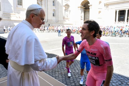 León XIV felicita a Simon Yates en el Vaticano.