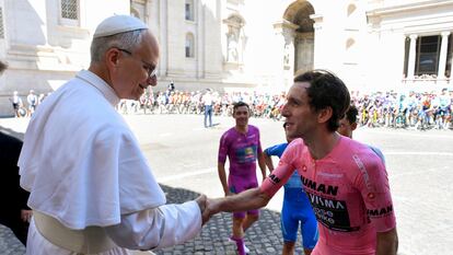 León XIV felicita a Simon Yates en el Vaticano.