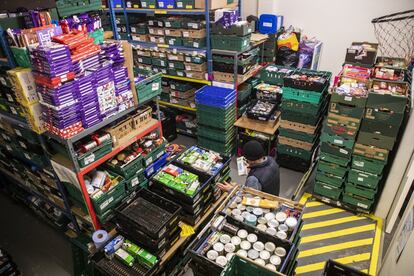 El voluntario Brian Le Fevre trabaja en el almacén de alimentos más grande del norte de Inglaterra (en Durham). Desde este centro se envían toneladas de comida a los bancos de alimentos distribuidos por toda la zona.
