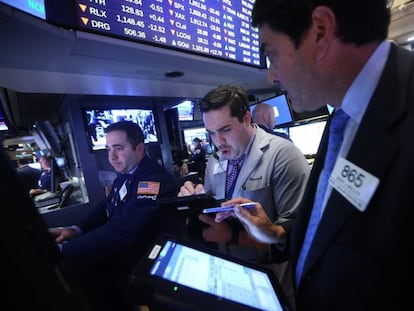 Comerciantes de bolsa trabajan en la sede de la Bolsa de Valores de Nueva York en Nueva York (EE.UU.).