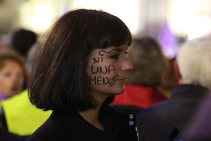 Una chica en la manifestación en Madrid con una pintada en la cara. "Ni una menos".