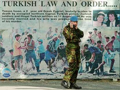 Un soldado británico habla por radio en la zona de separación entre los sectores turco y grecochipriota en Nicosia.