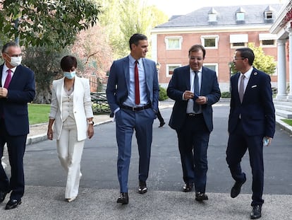 El presidente del Gobierno, Pedro Sánchez, pasea por los jardines de La Moncloa junto a los alcaldes de Don Benito, José Luis Quintana, y de Villanueva, Miguel Ángel Gallardo; la ministra de Política Territorial, Isabel Rodríguez, y el presidente de la Junta de Extremadura, Guillermo Fernández Vara, el 20 de octubre.