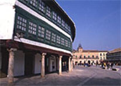 La plaza Mayor de Almagro destaca por sus corredores acristalados y los soportales sobre 85 columnas.