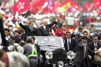 Lula (izquierda) y Alencar son aclamados en las calles el 1 de enero de 2003, poco antes de jurar sus cargos.
