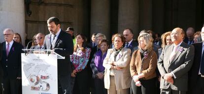 Sergio Moratón, delegado de la Fundación Vicente Ferrer, lee el manifiesto acompañado de los concejales del Ayuntamiento de Valencia.