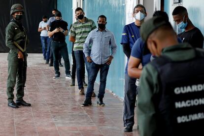 Desde las primeras horas los venezolanos llegaron a las  puertas de los colegios electorales. 