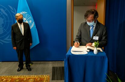 Petro firma un libro de invitados mientras se reúne con el secretario general de las Naciones Unidas, Antonio Guterres, en la sede de la ONU. 
