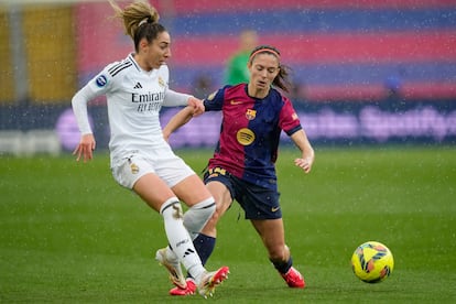 Olga Carmona y Aitana Bonmatí disputan un balón en el Clásico.