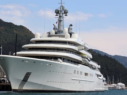 El yate 'Eclipse', propiedad de Roman Abramóvich, en el puerto de Marmaris (suroeste de Turquía), el 22 de marzo.