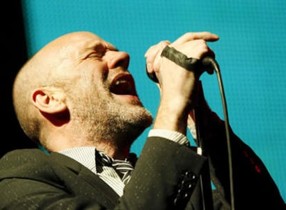 Michael Stipe en el escenario del concierto de REM en Zurich(Suiza)