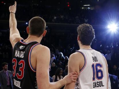Los hermanos Gasol en el partido de la NBA en Nueva York.