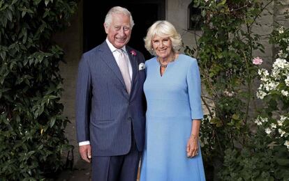 Carlos de Inglaterra y Camila de Cornualles en el retrato oficial por los 50 años del príncipe como heredero, tomado en Llwynywormwood (Myddfai), su residencia oficial en Gales.