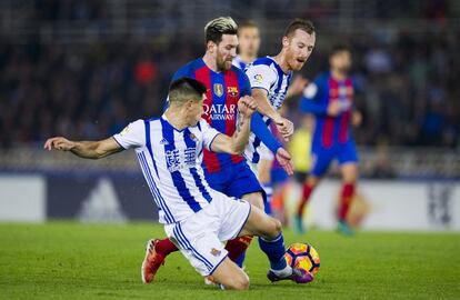 Messi del FC Barcelona pelea por el balón junto con David Zurutuza y Yuri Berchiche de la Real Sociedad.