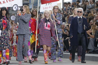 O estilista Karl Lagerfeld não teme polêmica e fechou seu desfile de primavera/verão 2015 para Chanel com uma manifestação. Lideradas por Cara Delevigne com um megafone, os modelos portavam cartazes em que se liam frases como "Seja teu próprio estilista", "As mulheres primeiro" ou "Liberemos a liberdade".