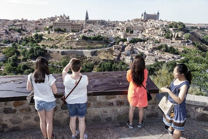 Parafraseando aquel famoso eslogan publicitario, el Mirador del Valle es, posiblemente, la mejor vista de Toledo. Para llegar hasta él hay que alejarse un par de kilómetros de la ciudad por la carretera de circunvalación y subir por otra más angosta que termina en un par de apartaderos para dejar el coche. Unos pasos después aparece ante los ojos del viajero el riquísimo entramado urbano bañado por las aguas del Tajo y dominado por el Alcázar, el castillo de San Servando, la torre de la catedral... Eso sí, hay quienes discrepan (<a href="https://elpais.com/elpais/2014/05/29/paco_nadal/1401339600_140133.html" target="_blank">como Paco Nadal</a>) y defienden que las mejores vistas de Toledo se obtienen desde la terraza del Parador de Turismo.