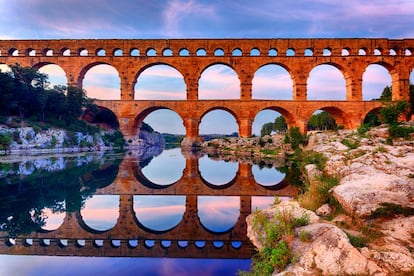 El Pont du Gard, a 24 kilómetros de Nimes, ejemplo extraordinario de la ingeniería romana, con tres arcadas, del siglo I.
